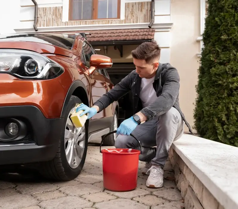 Lavage auto à domicile Pleumeleuc : professionnel intervenant sur un véhicule